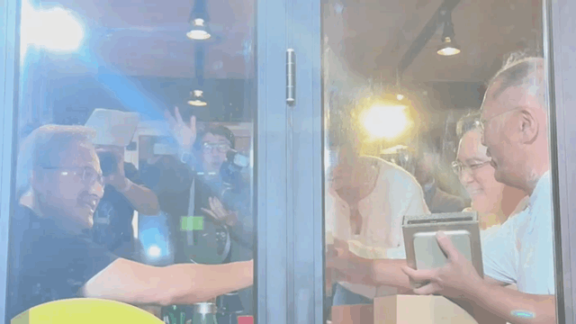 젠슨 황 엔비디아 CEO가 이재용 삼성전자 회장, 정의선 현대자동차그룹 회장에게 일본 위스키 '하쿠슈'를 선물한 뒤 '짠'하고 있다. [사진=권서아 기자]