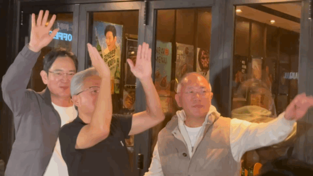 이재용 삼성전자 회장, 젠슨 황 엔비디아 CEO, 정의선 현대자동차그룹 회장이 시민과 취재진과 대화 후 손뼉을 치고 있다. [사진=권서아 기자]