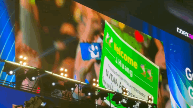 한 관람객이 15년 만에 한국에 온 젠슨 황 엔비디아 CEO를 축하하는 모습 [사진=권서아 기자]