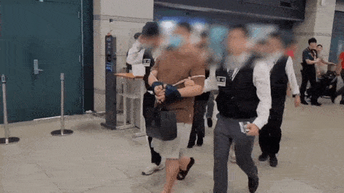 룽거컴퍼니 조직원의 국내 송환 장면. 연합뉴스