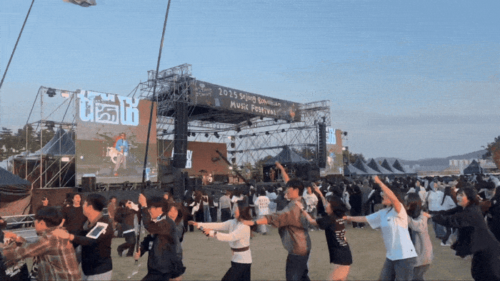 세종보헤미안뮤직페스티벌에서 무대를 즐기는 관객들/사진=김지은 여행+ 기자