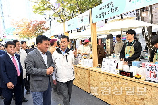 김영길 중구청장과 박성민 국회의원, 박경흠 중구의장, 이성룡 울산시의회 의장 등이 성남동 커피페스티벌 현장을 둘러보고 있다.