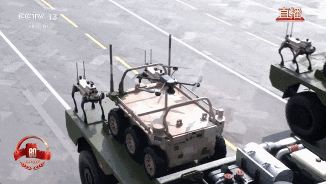 지난 9월께 중국 전승절 열병식에서 공개한 사족형 '늑대 로봇'. 이 로봇은 사격·정찰이 가능한 차세대 무인 전투 장비다. CCTV