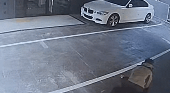 4일 오전 서울 강동구 천호동 재개발조합 사무실에서 흉기난동 사건이 발생한 가운데 사무실에서 20m쯤 떨어진 빌라 주차장 CCTV. 카키색 옷을 입은 60대 남성 피의자가 정장 차림 50대 남성 시민에게 제압당하고 있다. /영상제공=독자.