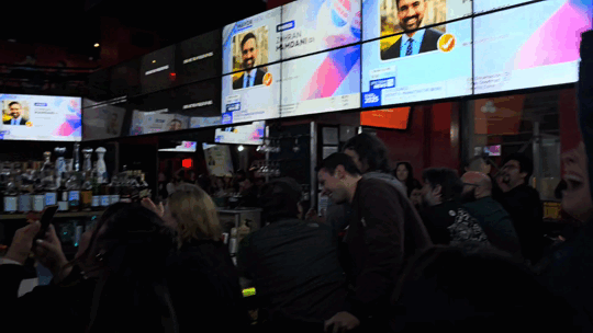 4일(현지시간) 미국 뉴욕시장 선거에서 조란 맘다니 미국 민주당 후보의 당선이 확정적이라는 방송 보도가 나오자 지지자들이 환호하고 있다. /영상=심재현 특파원