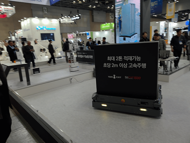 최대 2톤을 적재할 수 있는 고중량 자율주행 로봇 '고카트 1500'의 시연 모습. /영상=김대영 기자