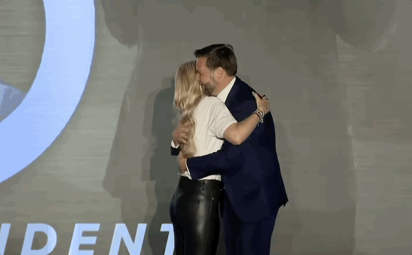 무대에 오른 밴스 부통령은 에리카는 다정하게 포옹하는 모습. 유튜브 채널 '11Alive'