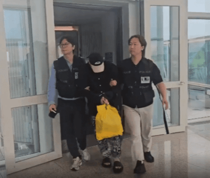 베트남에서 송환되는 사기조직의 한국인 중간책 [서울경찰청 형사기동대 제공. 재판매 및 DB 금지]