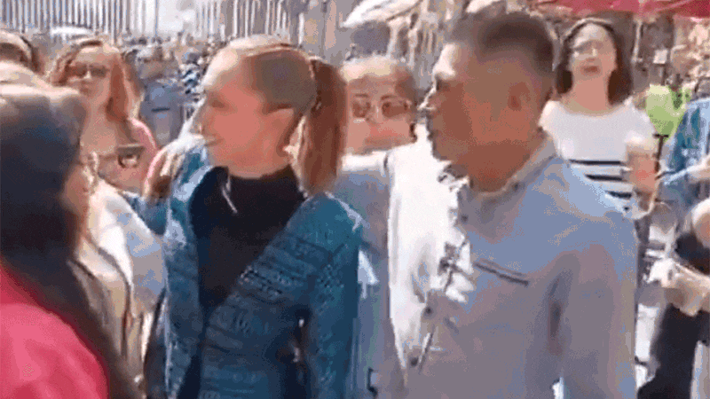 4일 멕시코 수도 멕시코시티 인근에서 클라우디아 셰인바움 대통령이 한 남성 취객에게 성추행을 당하는 장면. 셰인바움 대통령은 다음 날 해당 남성을 고소하고 "우리나라 여성들이 겪는 일이기 때문에 고소하기로 했다"고 밝혔다. /X