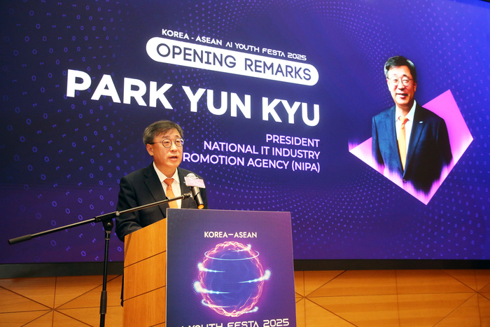 2025 한 아세안 AI 청년 페스타에서 연설하는 박윤규 원장 | 박윤규 정보통신산업진흥원장 프로필 사진 24