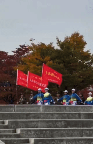 중국의 한 걷기 동호인 단체로 보이는 사람들이 지난달 31일 서울 한강공원에서 군복 등 차림으로 '군대식 행진'을 하는 모습이 포착돼 논란이 되고 있다. /영상=온라인 커뮤니티 캡처