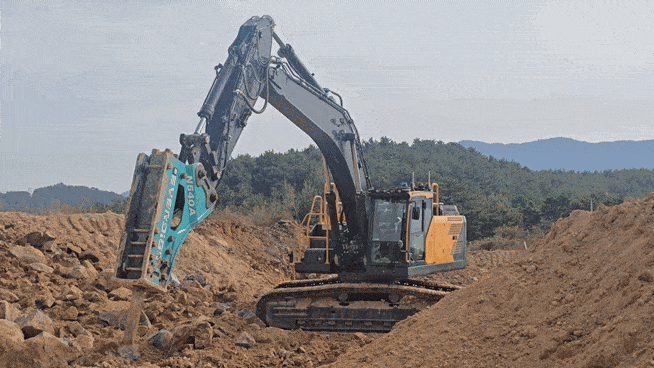 지난 4일 여수에서 사람이 타지 않은 무인 굴착기가 원격조종에 따라 작업을 진행 중이다. 홍승희 기자