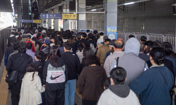2025 구미라면축제 구미역 방문객 인파와 교통 현장