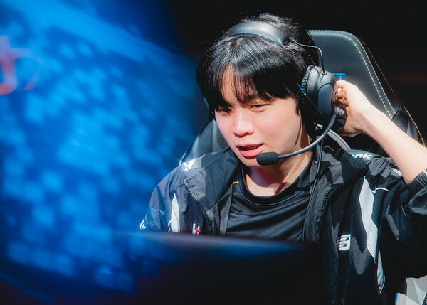 조합 이유 증명한 KT, 40분 혈투 끝 T1 꺾고 세트스코어 1-1[롤드컵 결승]
