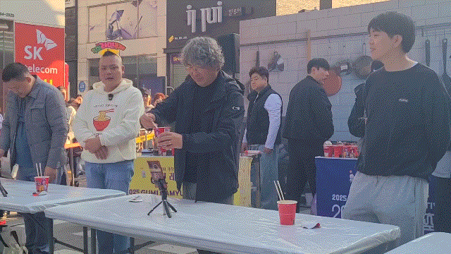 지난 7일 경북 구미시의 구미역 앞에서 열린 '2025 구미 라면 축제'에서 진행된 '면치기 대회'에 시민들이 참가해 컵라면을 먹고 있다. /민영빈 기자