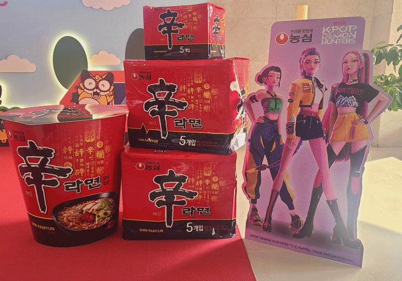 지난 7일 농심 구미공장 안에 마련된 '케이팝 데몬 헌터스' 컬래버 제품 및 신제품 '신라면 김치볶음면.' /민영빈 기자