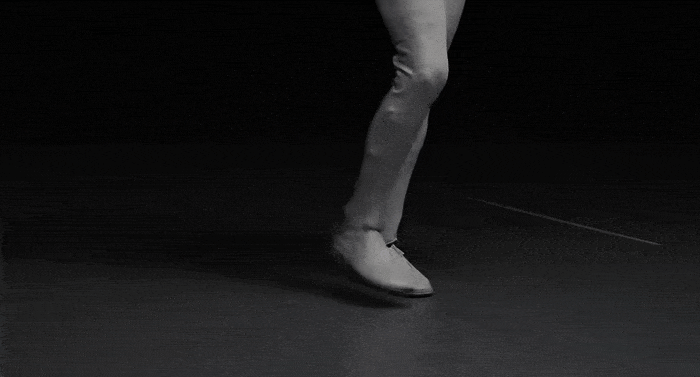 5일 중국 광둥성 광저우에서 열린 2025 AI 데이 행사에서 샤오펑의 휴머노이드 로봇 2세대 아이언이 행사장을 걷고 있는 모습. [샤오펑 유튜브 캡처]