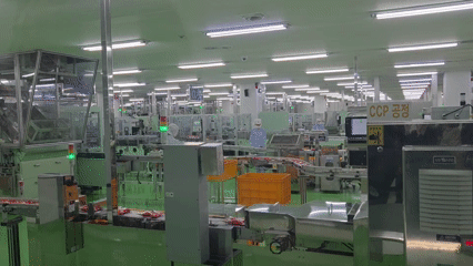 구미 농심공장에서 갓 생산된 신라면이 레일을 타고 빠르게 이동하는 모습. 구미 농심공장의 자동화율은 90% 이상으로 작업자는 눈에 보이는 하자 정도만 골라내는 역할을 한다. /사진=차현아 기자.