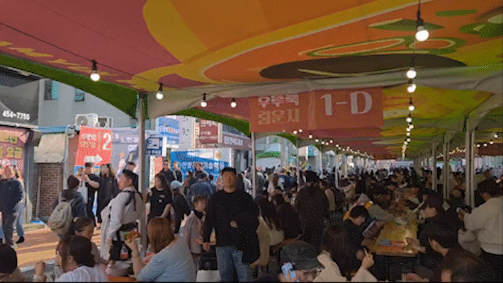 [구미=뉴시스] 변해정 기자 = 지난 7일 경북 구미역 일대에서 열린 '2025 구미라면축제' 내 취식 공간인 '후루룩 라운지'는 방문객들로 북적이고 있다. hjpyun@newsis.com  *재판매 및 DB 금지