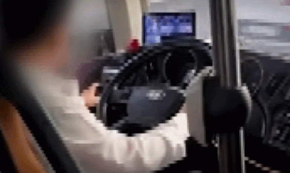 버스 기사가 출근길 승객들을 가득 태우고 고속도로를 달리며 휴대전화로 불법 도박 사이트를 이용하는 듯한 모습이 포착됐다./영상=JTBC '사건반장'