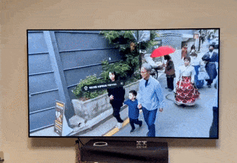 삼성전자 갤럭시XR로 유튜브 VR 영상을 시청하는 모습. [박혜림 기자/rim@]