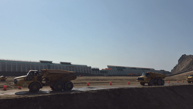 [울릉=뉴시스] 정진형 기자 = 지난 6일 경북 울릉군 사동항 울릉공항 건설 현장에서 토사를 실은 트럭이 이동하고 있다. 2025.11.10. formation@newsis.com *재판매 및 DB 금지