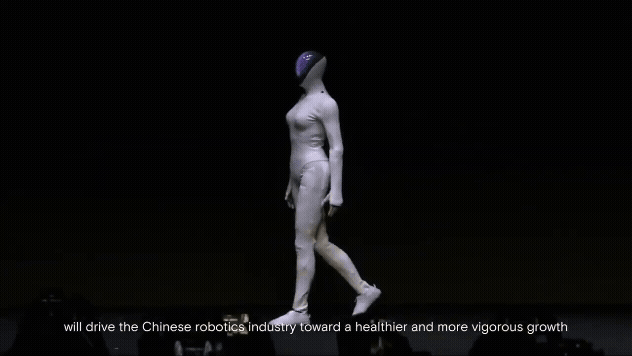 샤오펑이 이달 5일 중국 광둥성 광저우시 본사에서 개최한 신제품 공개 행사 ‘AI 데이’에서 휴머노이드 로봇 ‘아이언 2세대’가 행사장을 걷고 있다. 샤오펑 유튜브 캡처