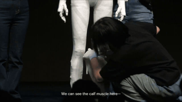 샤오펑 임직원이 아이언이 사람이 아니라는 것을 증명하기 위해 로봇의 왼쪽 하의 아래 끝단을 직접 가위로 자르고 있다. 샤오펑 유튜브 캡처