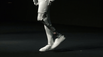 아이언은 은색 금속 뼈대를 드러낸 채 걷고 있다. 샤오펑 유튜브 캡처