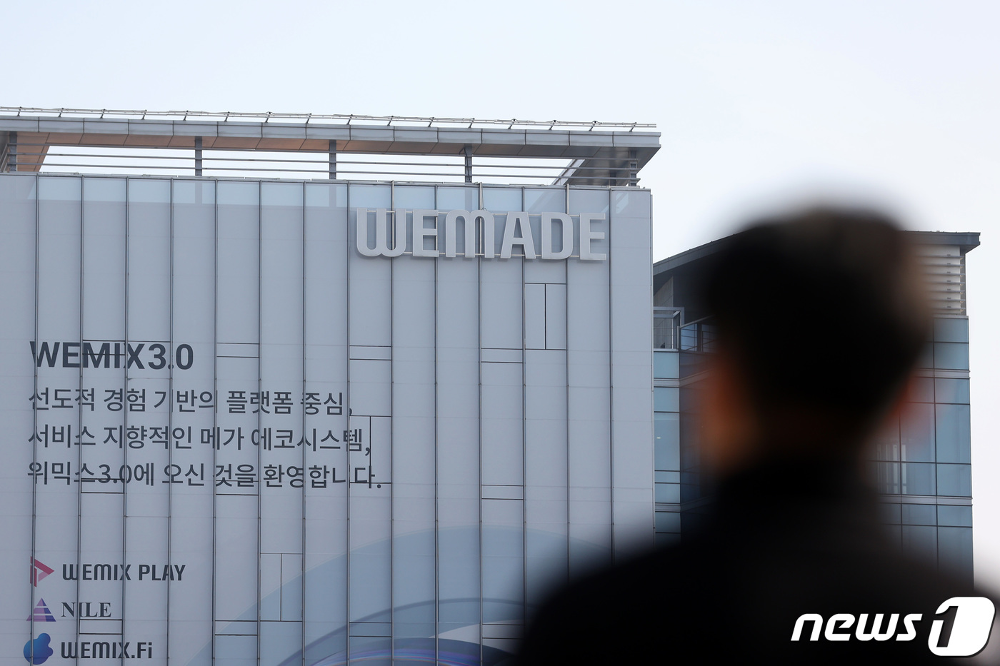 위메이드, 1년 새 영업익 절반 감소…