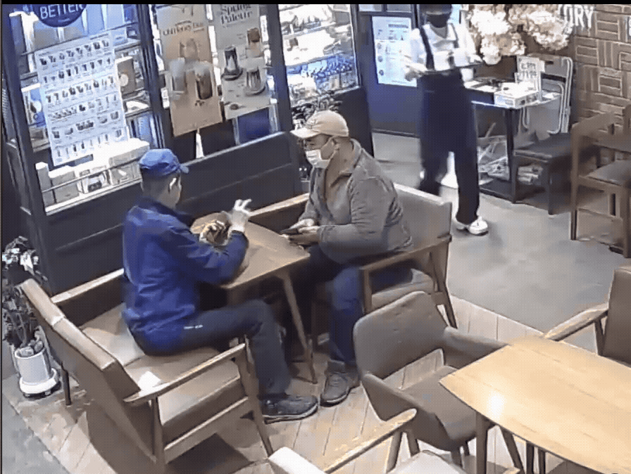 점주가 “맛있게 드세요”라고 수어로 인사하자, 고객이 “고마워요, 수어 잘하시네요”라고 화답하며 대화를 나누는 모습. 영상=이디야커피 안산월피현대점 인스타그램 계정