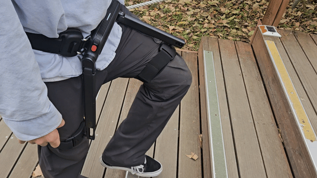 8일 오전 서울 올림픽공원 계단에서 보행보조로봇 '윔 S'의 등산 모드를 실행하자, 한 걸음 내딛을 때마다 근육에 가해지는 부담이 줄어들며 보다 가벼운 보행감을 느꼈다. [사진=설재윤 기자]
