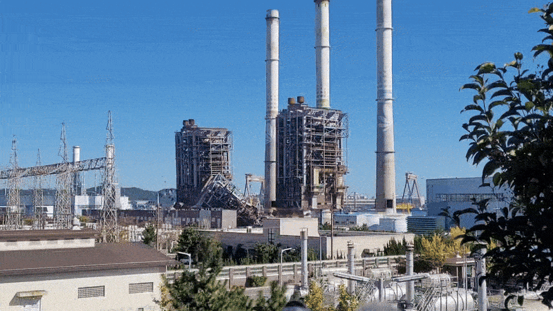 울산화력발전소 보일러 타워 붕괴 사고 엿새째인 11일 오전 발전소 보일러타워 4호기 6호기가 발파돼 무너지고 있다. 백민정 기자