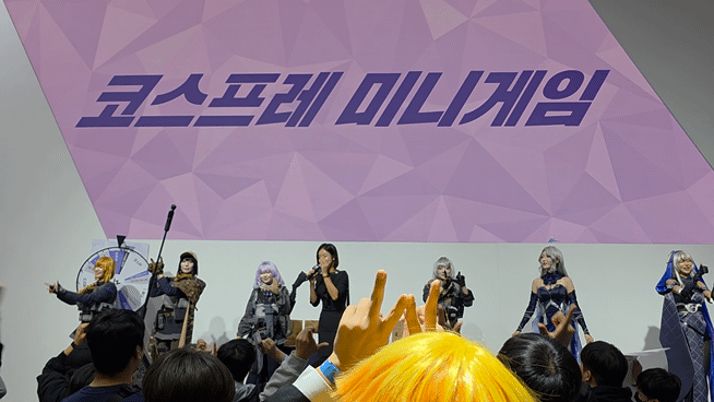 13일 개막한 '지스타 2025'의 웹젠 부스에서 현장 이벤트가 진행되고 있다./영상=김동훈 기자