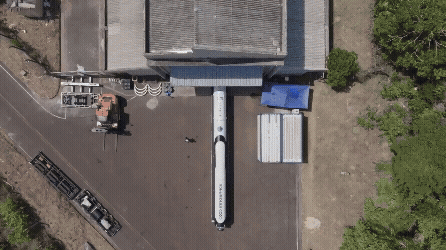 '한빛-나노' 발사체가 브라질 알칸타라 우주센터에서 이동하고 있다. [사진=이노스페이스]