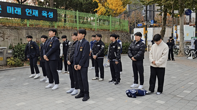 13일 오전 7시 30분께 서울 강남구 개포고등학교 앞에서 학생들이 2026 수능 수험생을 응원하고 있다. /사진=김영리 기자