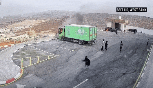 지난 11일(현지시간) 요르단강 서안지구에서 이스라엘 정착민이 복면을 쓴 채 나타나 차량을 불태우고 있다. 영상 출처 CNN