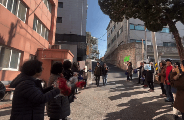 12일 오후 수험생 선배들을 응원하기 위해 모인 후배들 모습. /사진=김지현 기자.