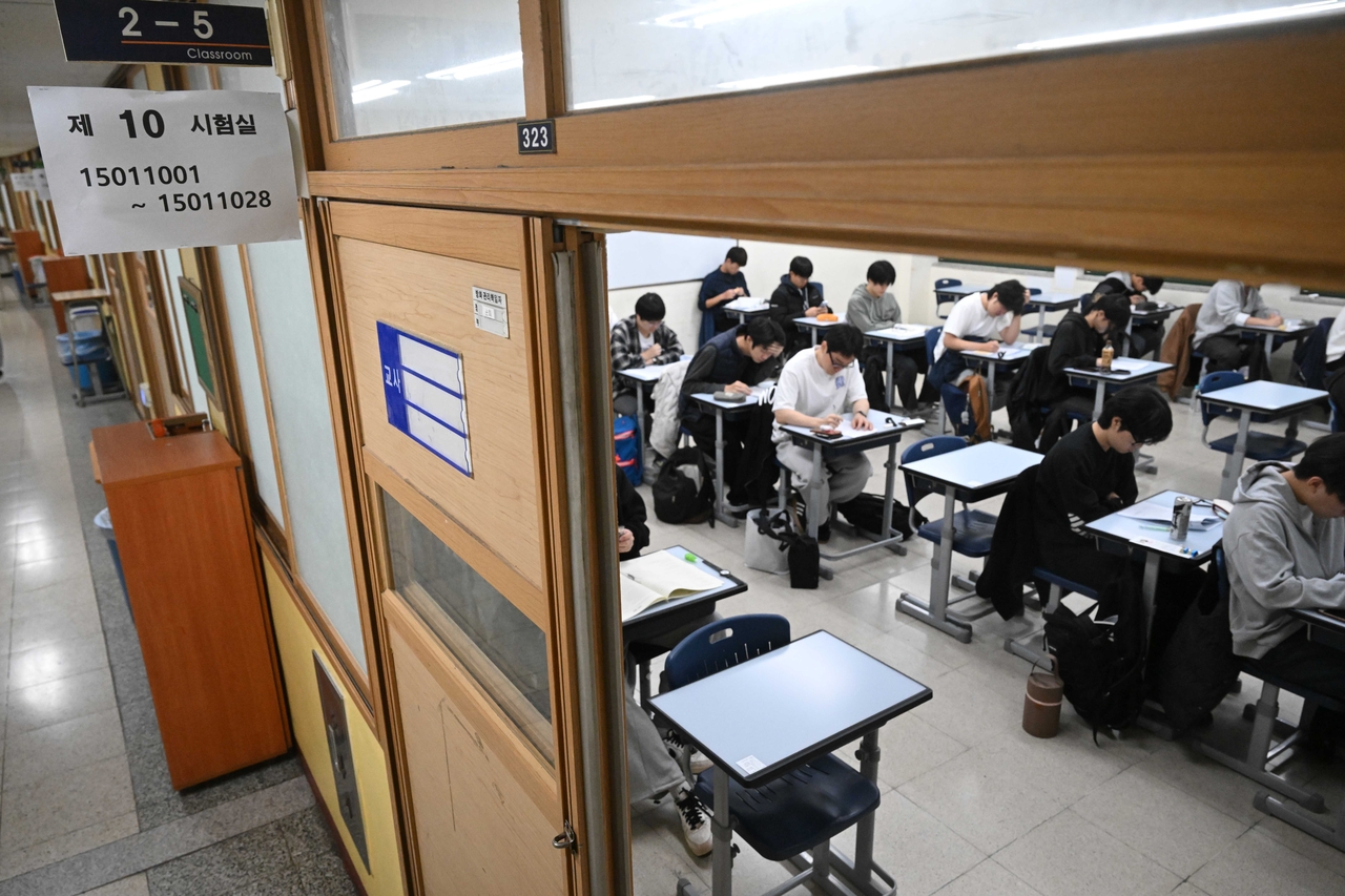 수험생들이 시험실에서 시험을 준비하는 모습