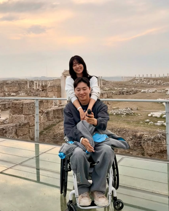여행 중 함께 찍은 박위 송지은 부부 사진