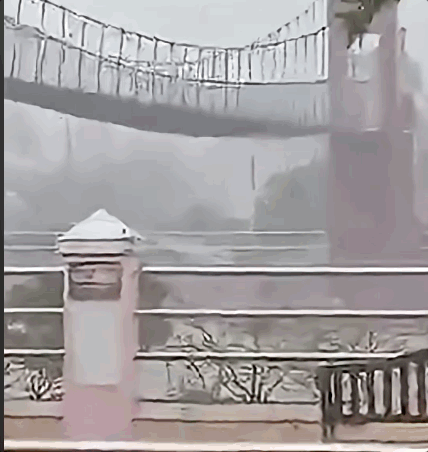 제26호 태풍 풍웡이 만든 비바람에 흔들리는 카말리간 현수교의 모습. 더선