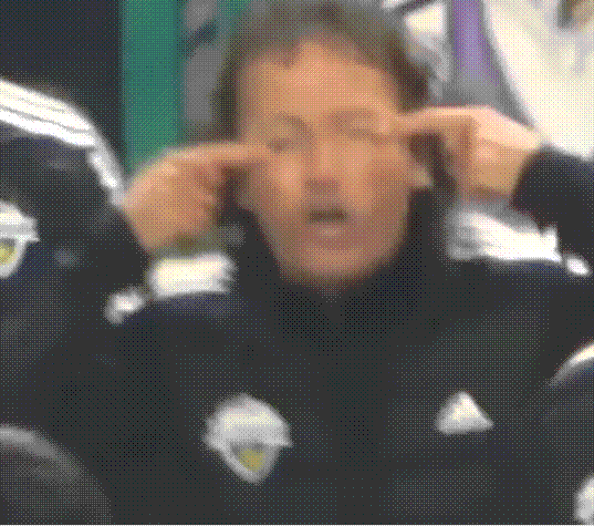 손동작이 인종차별적인 의도가 내포된 '눈 찢기'였다는 논란에 휩싸인 타노스 코치. /온라인 커뮤니티