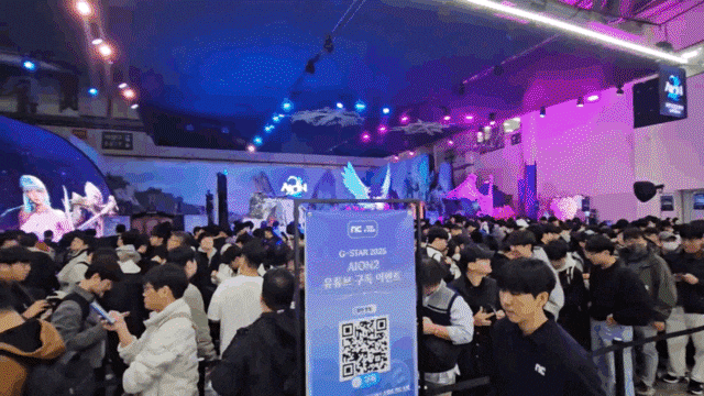 엔씨 ‘아이온2’를 해보기 위해 대기 중인 관람객들./이경탁 기자