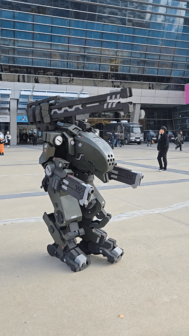 14일 '지스타 2025' 앞마당에서 게임 속 로봇 캐릭터를 코스프레한 양철운씨./영상=이찬종 기자