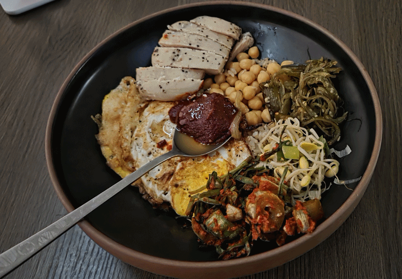 다이어트 기간 즐겨먹은 병아리콩 비빔밥. 현미 반공기, 병아리콩, 닭가슴살, 나물, 저당고추장 등을 비벼 먹었다.(첫번째 사진) 마운자로 2주차 이후로는 현미밥을 많이 남길 정도로 식욕은 줄었다.(두번째 사진)식이섬유와 단백질이 풍부한 병아리콩은 다이어트 기간 많이 챙겨먹었다. 백미밥을 먹더라도 백미 3~4숟가락에 병아리콩을 수북이 얹어 먹었다. 식이섬유→단백질→지방→탄수화물 식사 순서를 유지하기 위한 식사법이었다.(세번째 사진)