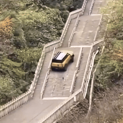 하늘계단 오르기 도전에 실패한 체리자동차 SUV의 모습. /영상=유튜브 캡쳐