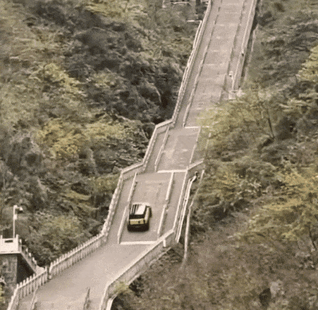 장가계 천문산 계단을 오르던 체리자동차의 신형 SUV가 미끄러져 내려오며 난간에 부딪치는 모습. [유튜브 캡처]