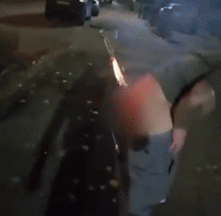 '가이 포크스의 밤' 행사 도중 엉덩이에 폭죽을 끼워 발사하려는 남성. 출처=더선