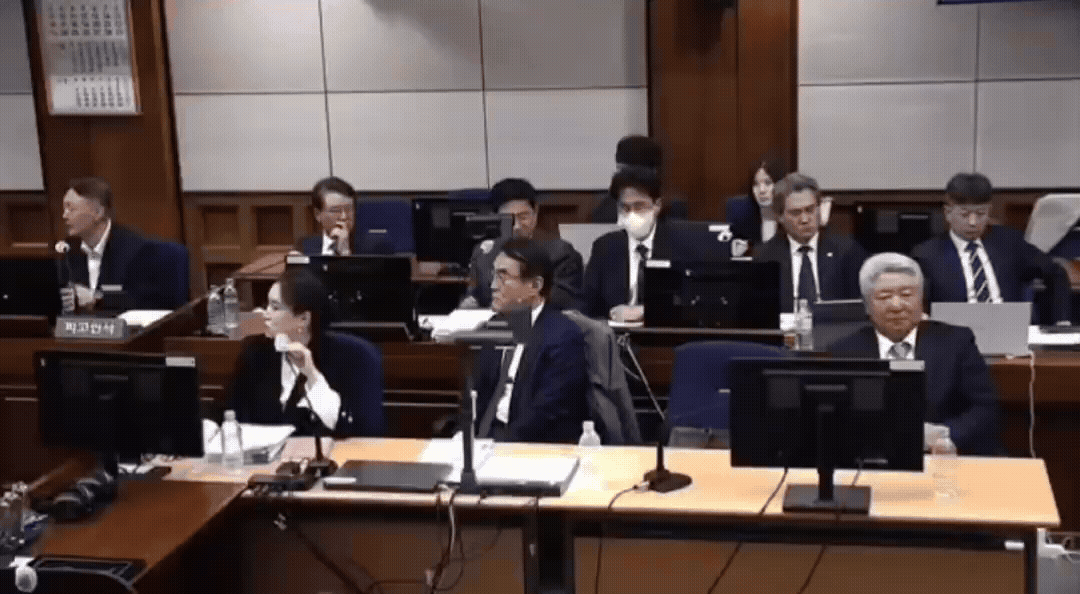 홍장원 전 국정원 1차장의 메모 초고 글씨가 ‘지렁이처럼 돼 있다’고 말하며 웃음을 터트리는 윤 전 대통령과 변호인단