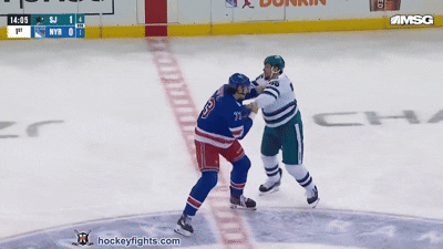 지난달 23일 미국 뉴욕 맨해튼 '매디슨 스퀘어 가든'에서 열린 미국·캐나다 프로 아이스하키 리그(NHL) 경기에서 맞붙은 맷 램프 뉴욕 레인저스 선수와 라이언 리브스 샌호세 샤크스 선수./영상=유튜브 'Hockeyfights' 채널